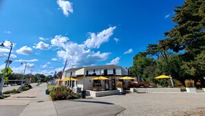 Ein Gebäude mit Außenbereich und gelben Sonnenschirmen.