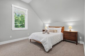 4 bedrooms, WiFi (free), bed sheets