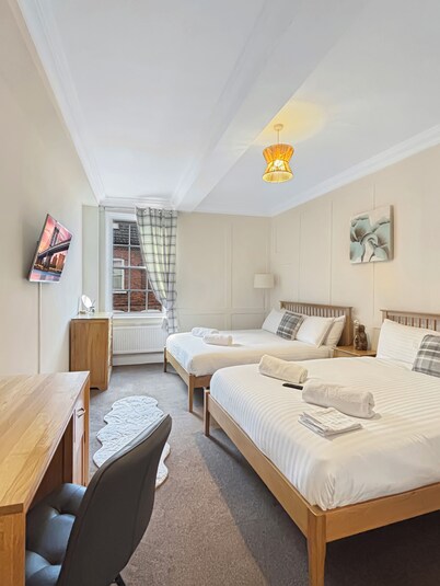 Sleeps 8 Central Spacious 2 bed Apartment Newark