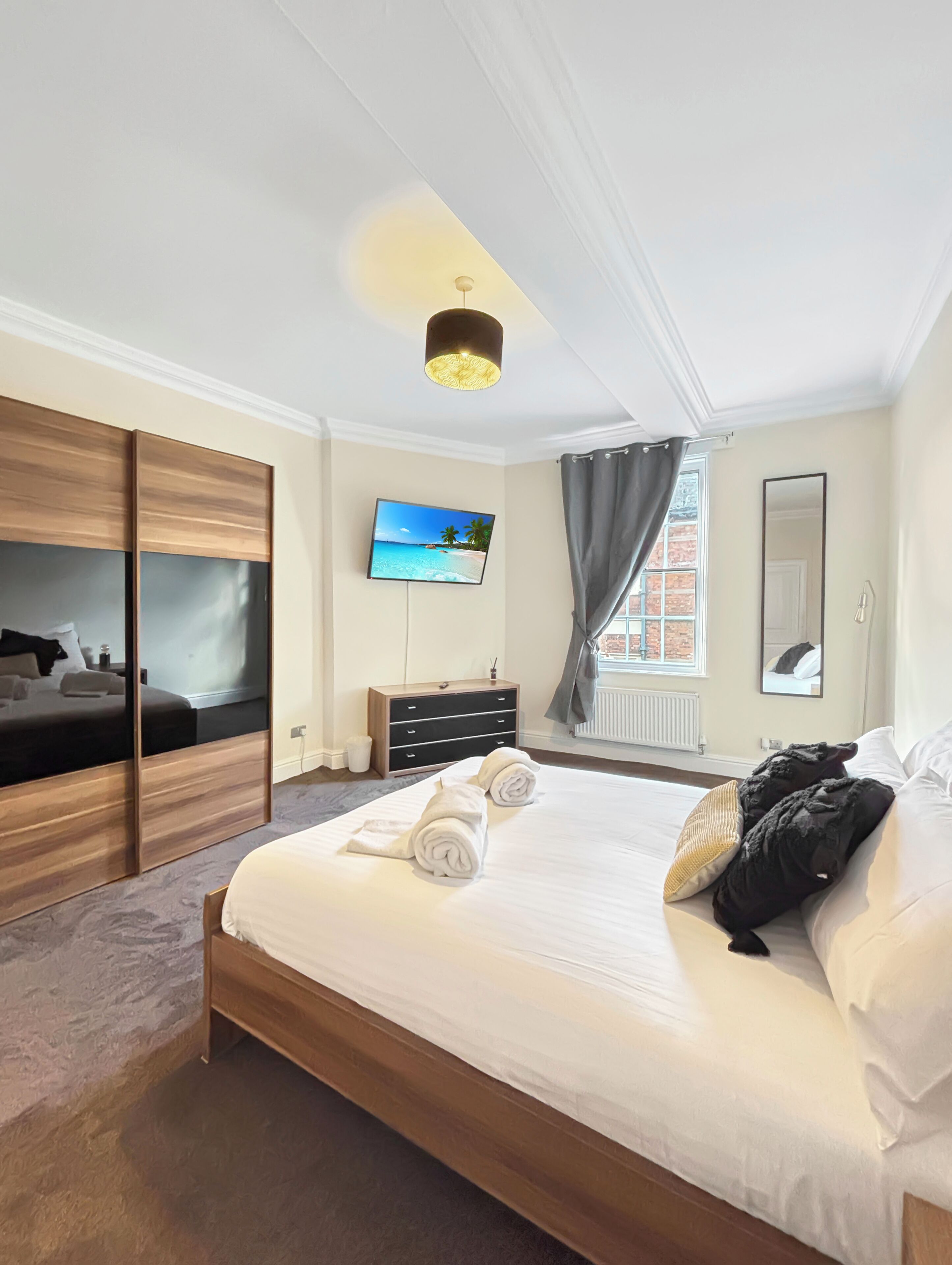 2 عدّة غرف نوم ومكواة/لوح كي وواي فاي مجانًا وملاءات أسرّة