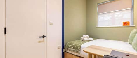 2 dormitorios, escritorio, tabla de planchar con plancha y wifi