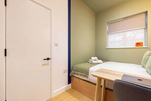 2 slaapkamers, een bureau, een strijkplank/strijkijzer, wifi