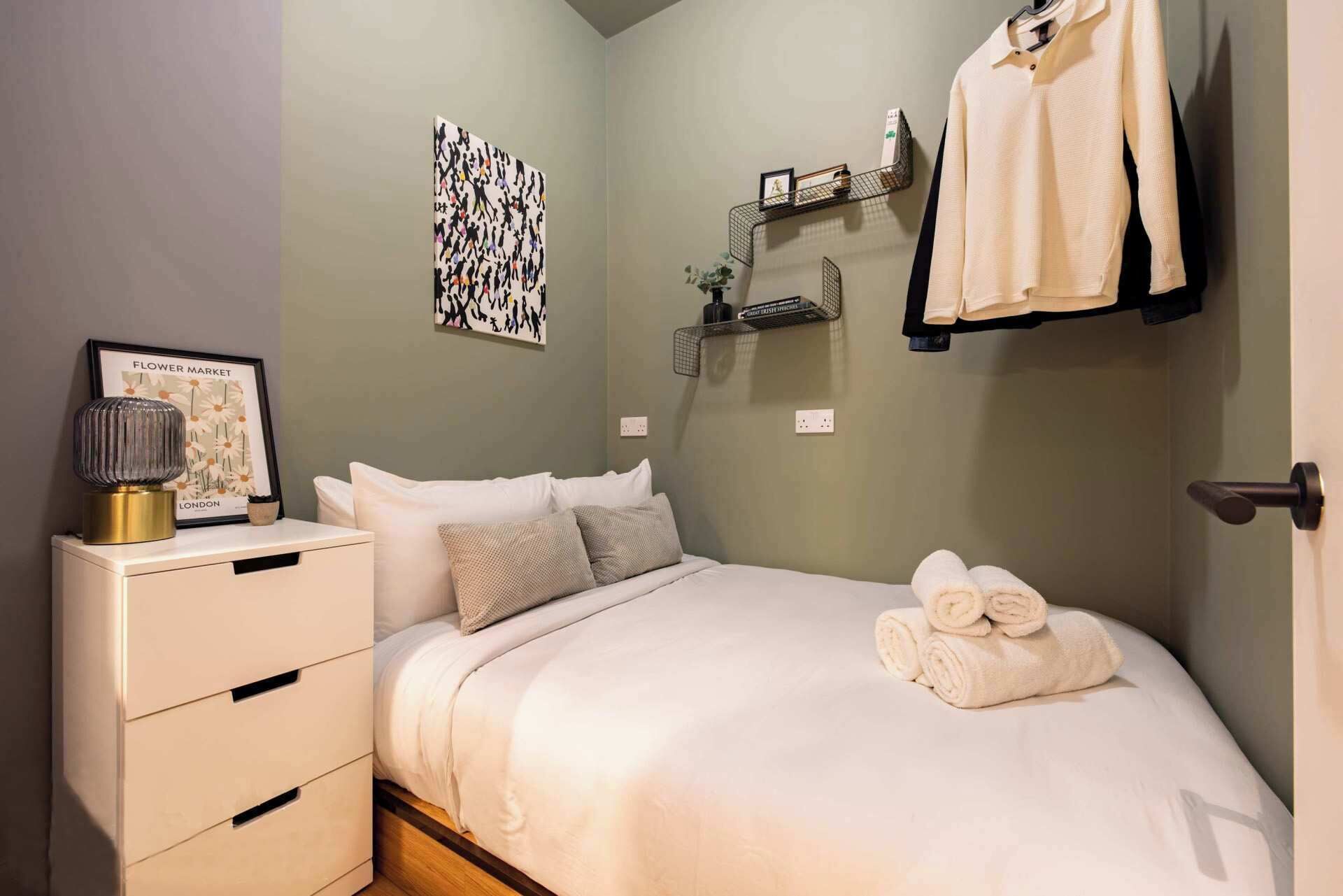 2 bedrooms, desk, iron/ironing board, WiFi