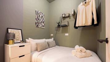 2 bedrooms, desk, iron/ironing board, WiFi