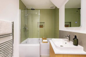 Dusj, hårføner og håndklær