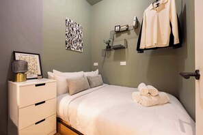 2 slaapkamers, een bureau, een strijkplank/strijkijzer, wifi