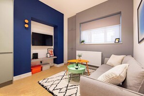 Televisión y oficina 