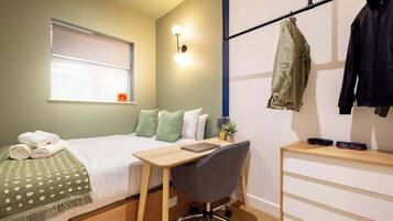 Desk, iron/ironing board, WiFi, bed sheets