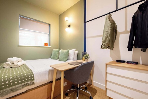Desk, iron/ironing board, WiFi, bed sheets