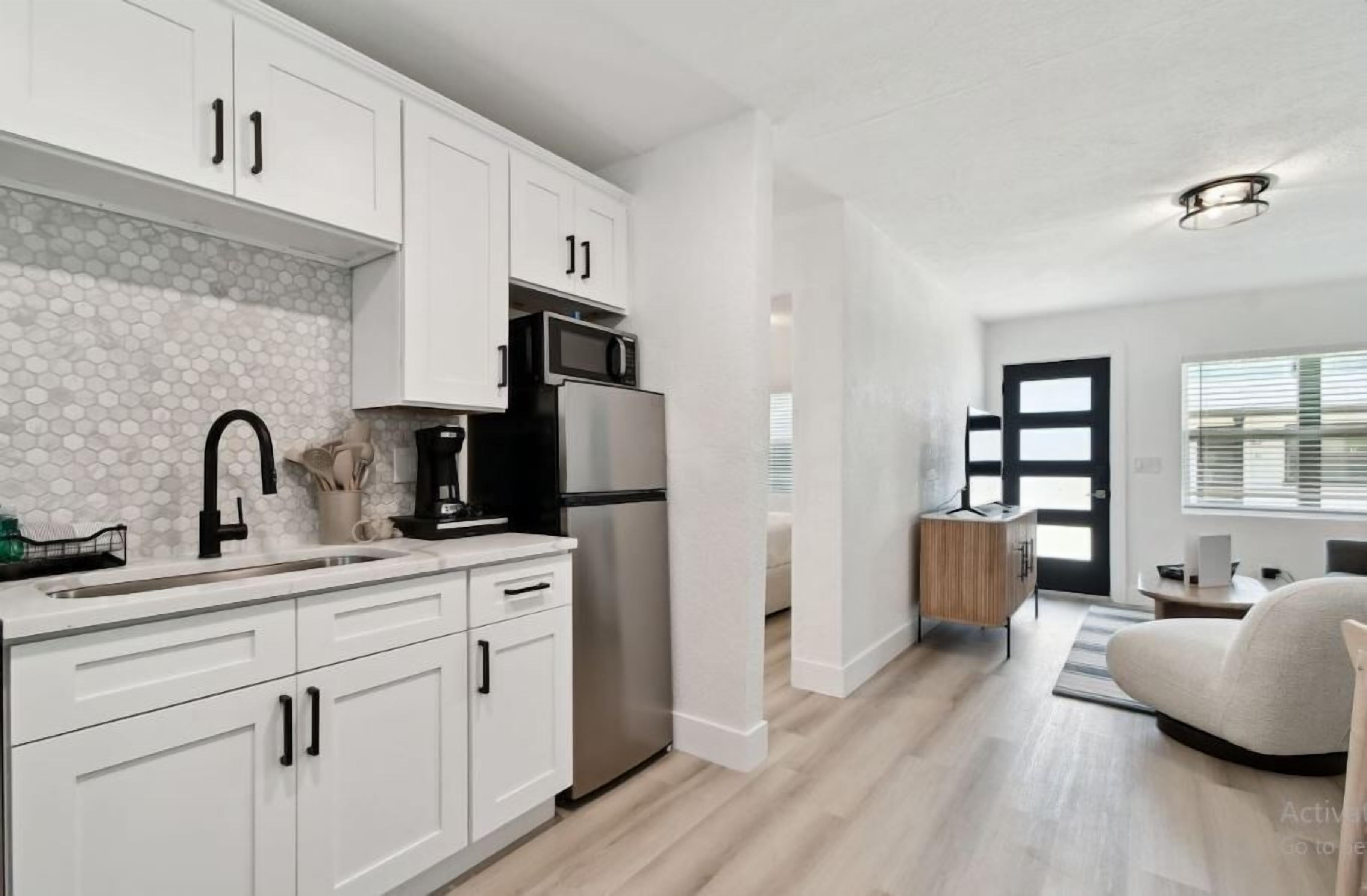 Full-size fridge, microwave, oven, stovetop