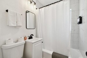 Shower, free toiletries, hair dryer, towels - Stylish Treasure Island Escape (Treasure Island)
