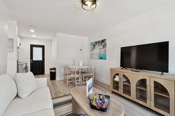 아파트, 침실 1개, 반려동물 동반 가능 | 거실 공간