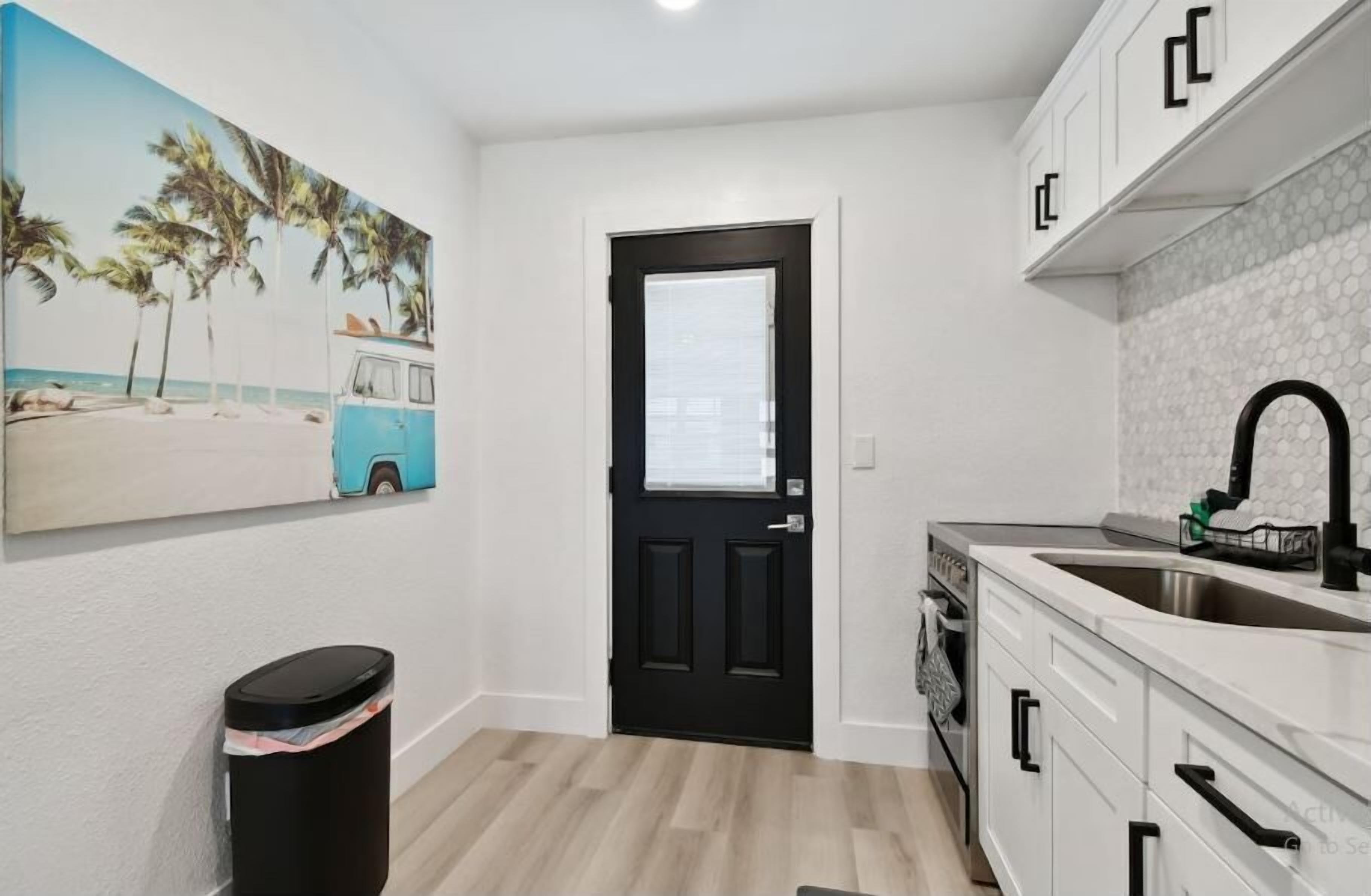 Pancuran mandi, kelengkapan dandanan diri percuma, pengering rambut 