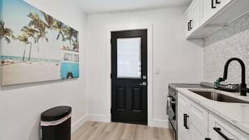 Pancuran mandi, kelengkapan dandanan diri percuma, pengering rambut