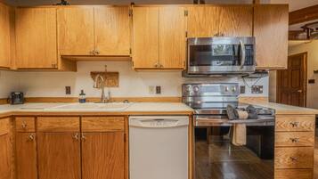 Frigorífic, microones, placa de cuina i rentaplats