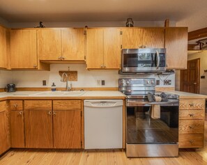 ثلاجة، ميكروويف، موقد طهي مسطح، غسالة أطباق