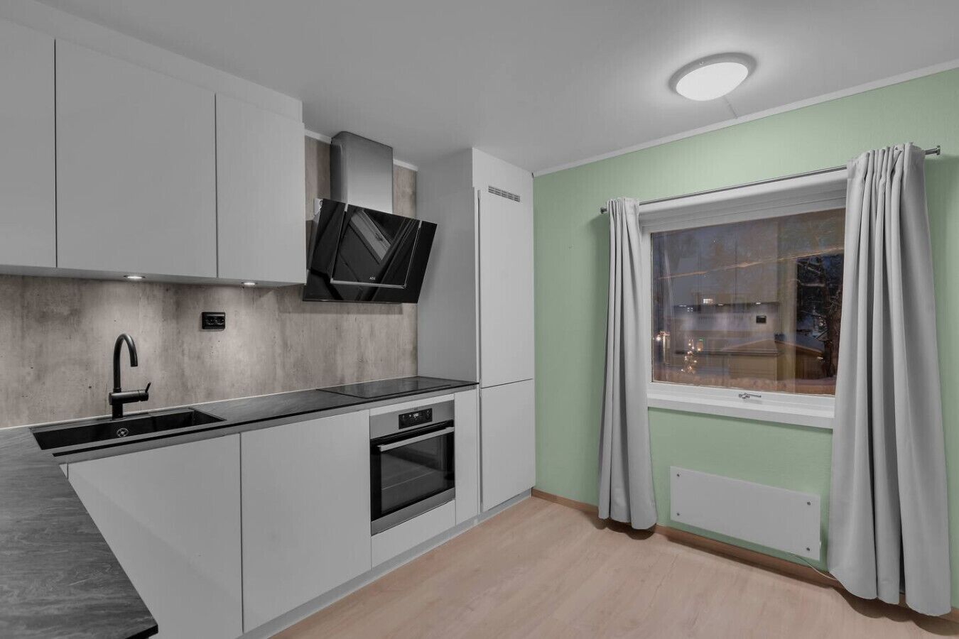 Jääkaappi, mikroaaltouuni, uuni, liesi