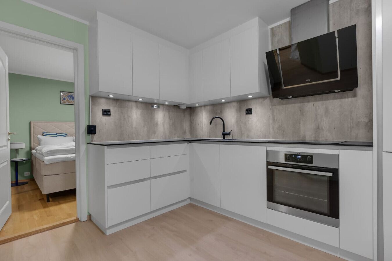 Kühlschrank, Mikrowelle, Ofen, Herdplatte