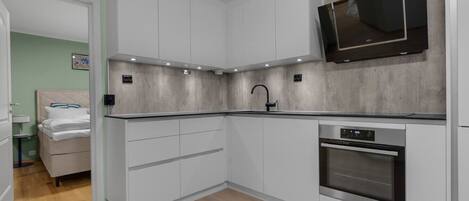 Refrigerador, microondas, horno y parrilla de estufa