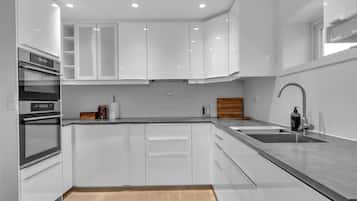 冷蔵庫、電子レンジ、オーブン、コンロ