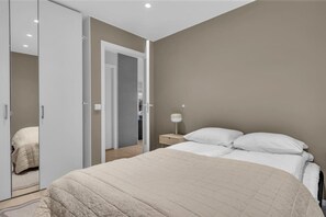 4 habitaciones, tabla de planchar con plancha, wifi y ropa de cama 