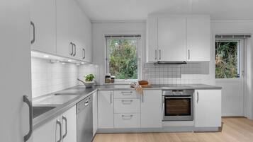 Kjøleskap, mikrobølgeovn, ovn og kokeplater