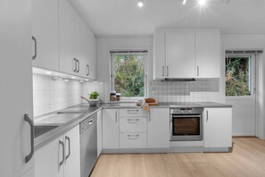 Kjøleskap, mikrobølgeovn, ovn og kokeplater