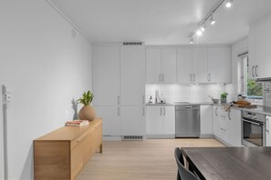 Fridge, microwave, oven, stovetop - Northstay - Tromsø Terrace - Townhouse (Tromsø)