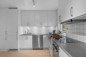 ثلاجة، ميكروويف، فرن، موقد طهي مسطح