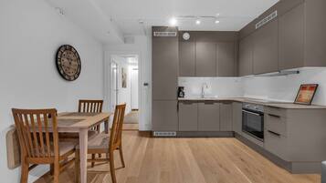 Fridge, oven, stovetop, dishwasher