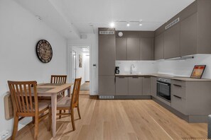 Frigorífico, horno, placa de cocina y lavavajillas
