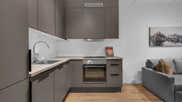 Jääkaappi, uuni, liesi, astianpesukone