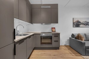 Jääkaappi, uuni, liesi, astianpesukone