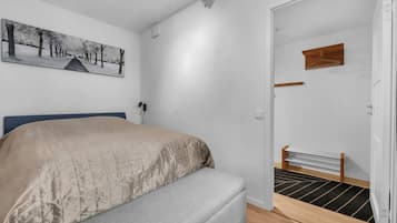 1 slaapkamer, een strijkplank/strijkijzer, wifi, beddengoed