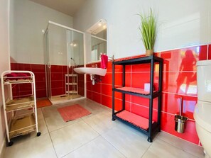 Habitación doble, patio | Baño