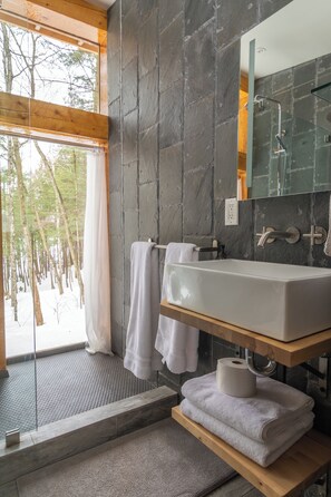 مجففات شعر، مناشف، صابون، شامبو