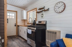 ثلاجة، فرن، موقد طهي مسطح، غسالة أطباق