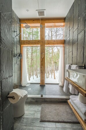 Hårføner, håndklær, såpe og sjampo