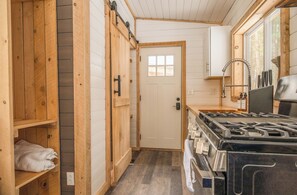 Kjøleskap, ovn, kokeplater og oppvaskmaskin