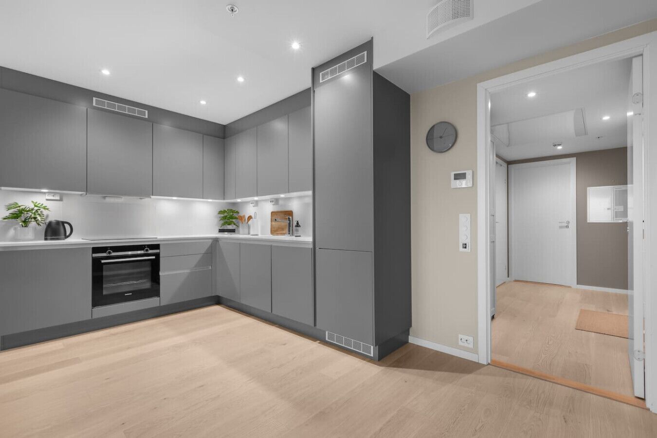 Kylskåp, mikrovågsugn, ugn och spishäll