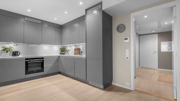 Kylskåp, mikrovågsugn, ugn och spishäll