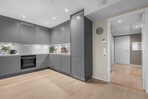 Fridge, microwave, oven, stovetop - Northstay- The Northview Retreat (Tromsø)