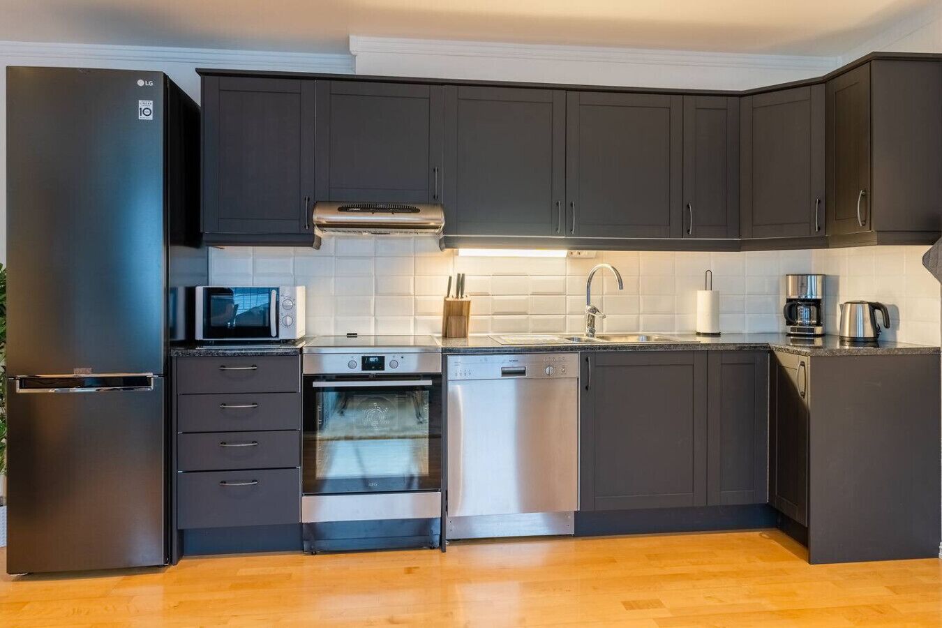 冰箱、微波炉、烤箱、炉灶