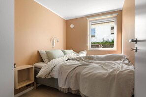 4 bedrooms, iron/ironing board, WiFi, bed sheets