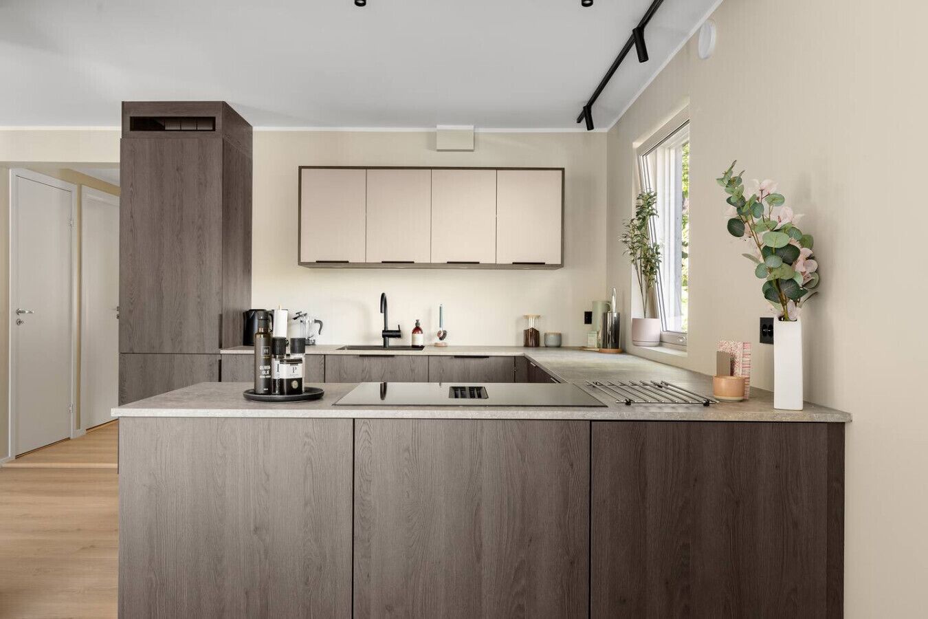 Kylskåp, mikrovågsugn, ugn och spishäll