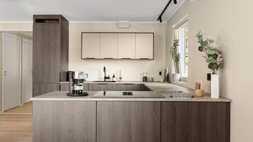 Geladeira, micro-ondas, fogão, cooktop