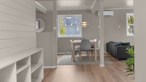 Ein modernes Interieur mit Essbereich, einer Couch und einem Fenster mit Aussicht.