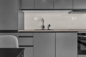 冷蔵庫、電子レンジ、オーブン、コンロ