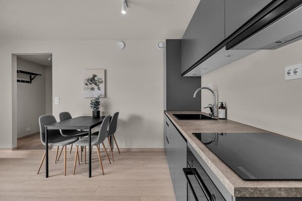 Réfrigérateur, four à micro-ondes, un four, surface de cuisson