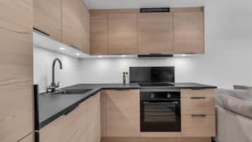 Jääkaappi, mikroaaltouuni, uuni, liesi